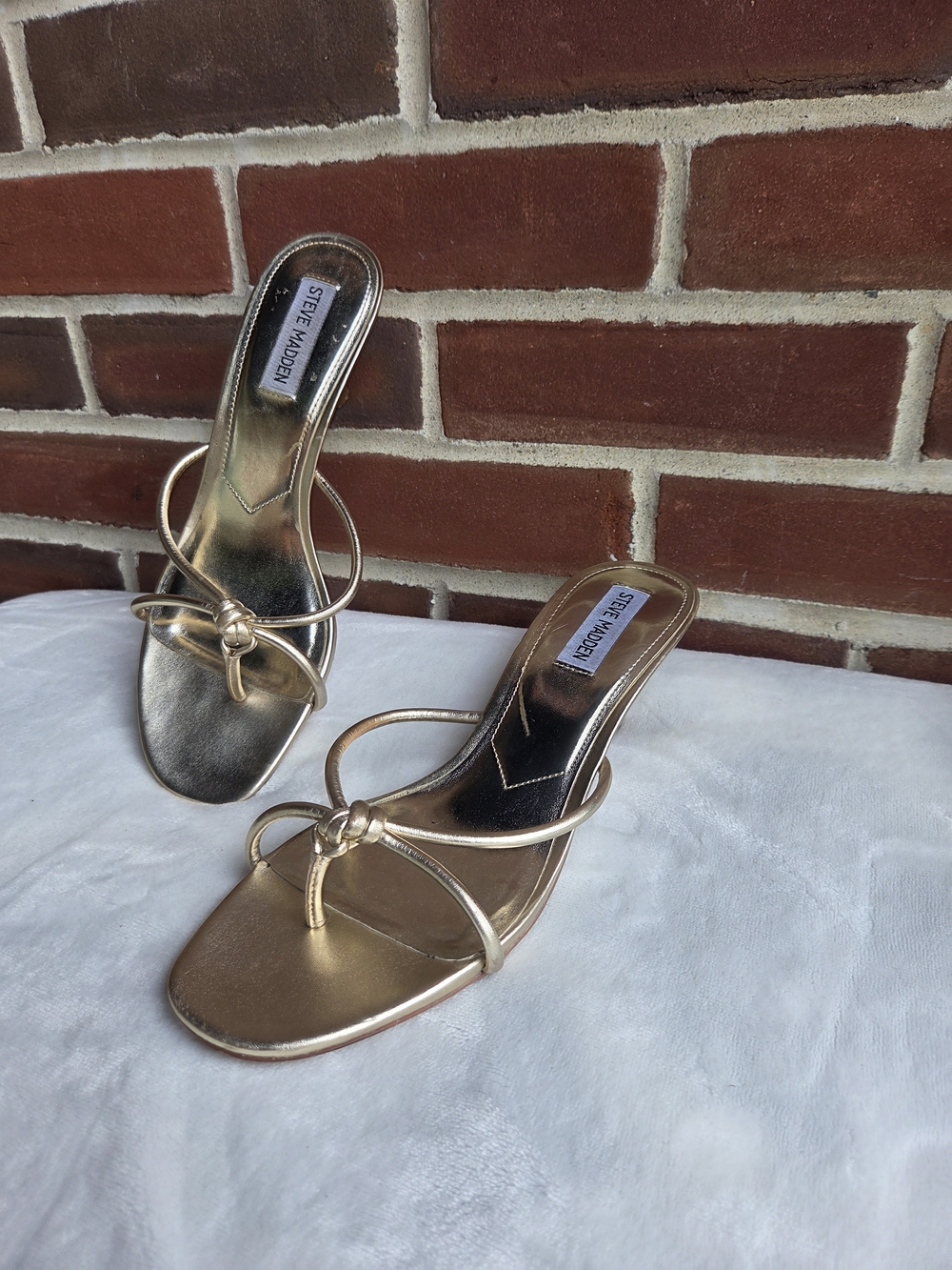 Steve Madden Caryna Gold Metallic Strappy Kitten Heel Sandals Women’s 9